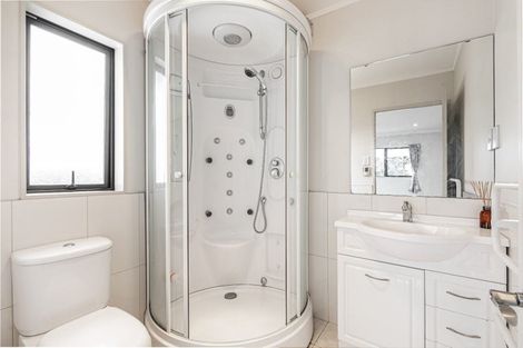 Photo of property in 114a Ti Rakau Drive, Pakuranga, Auckland, 2010