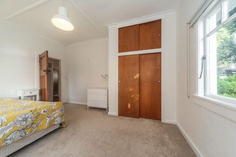 Photo of property in 281 Queens Drive, Lyall Bay, Wellington, 6022