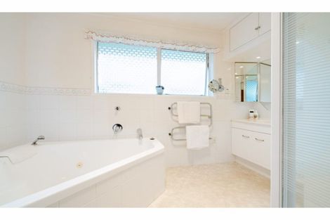 Photo of property in 17 Scanlen Terrace, Kelston, Auckland, 0602