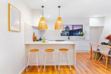 Photo of property in 11 Ranui Station Road, Ranui, Auckland, 0612