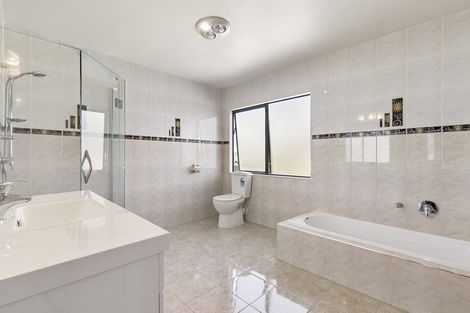 Photo of property in 23 Onemana Way, Te Atatu Peninsula, Auckland, 0610