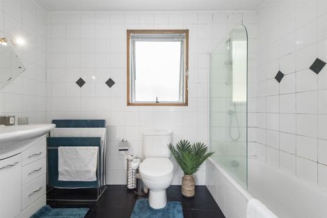 Photo of property in 35 Spinella Drive, Bayview, Auckland, 0629
