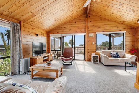 Photo of property in 124 Pacific Parade, Army Bay, Whangaparaoa, 0930