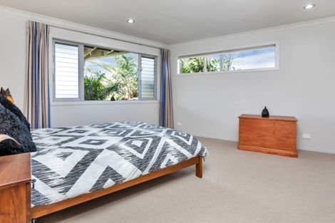 Photo of property in 15 Miami Place, One Tree Point, 0118