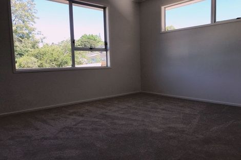 Photo of property in 8 Jenanne Place, Totara Vale, Auckland, 0629