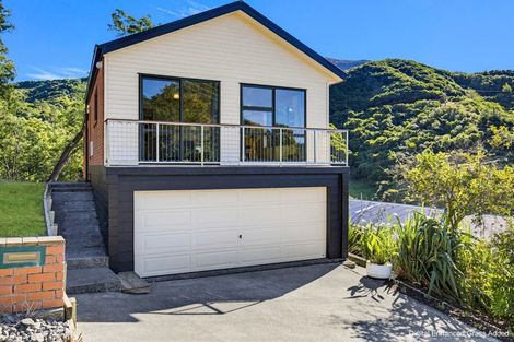 Photo of property in 11 Angle Street, Picton, 7220