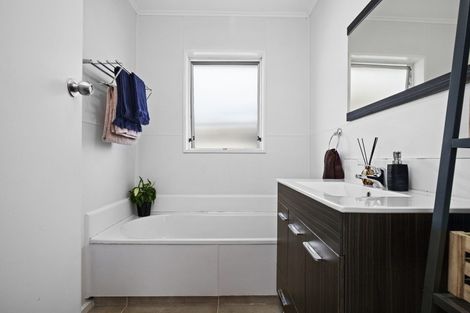 Photo of property in 14 Holland Street, Pukekohe, 2120