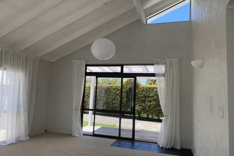 Photo of property in 25a/5 Beach Road, Te Atatu Peninsula, Auckland, 0610