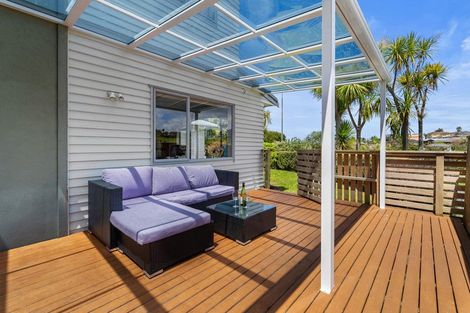 Photo of property in 31 Harrowglen Drive, Northcross, Auckland, 0632