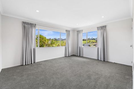Photo of property in 31 Harrowglen Drive, Northcross, Auckland, 0632