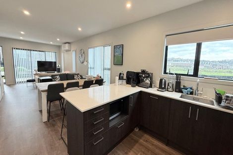 Photo of property in 106 Te Oneroa Way, Long Bay, Auckland, 0630