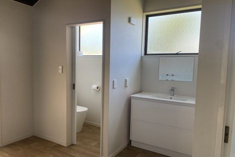 Photo of property in 25a/5 Beach Road, Te Atatu Peninsula, Auckland, 0610