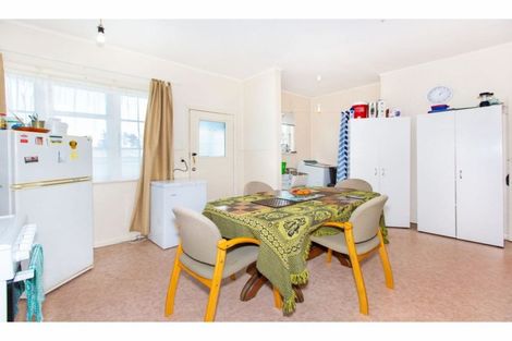 Photo of property in 84 Great South Road, Huntly, 3700
