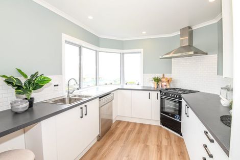 Photo of property in 75 Dress Circle, Newlands, Wellington, 6037