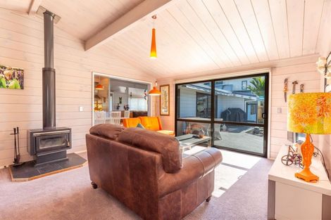 Photo of property in 14 Highwood Grove, Torbay, Auckland, 0630