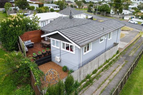 Photo of property in 15 Matipo Road, Te Atatu Peninsula, Auckland, 0610