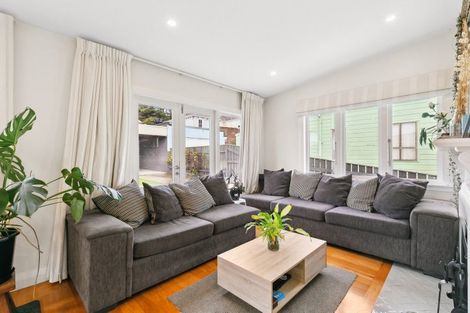 Photo of property in 10 Herald Terrace, Berhampore, Wellington, 6023