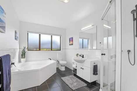 Photo of property in 77 Harvey Street, Waipahihi, Taupo, 3330