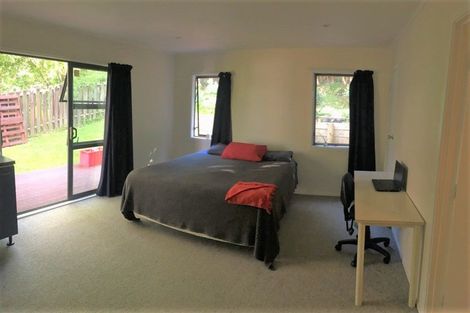 Photo of property in 29 Deverell Place, Northcross, Auckland, 0632