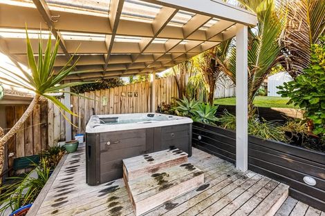 Photo of property in 2/12 Browns Road, Rothesay Bay, Auckland, 0630