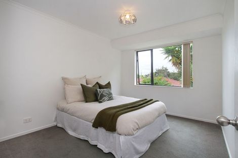 Photo of property in 2 Plumstead Rise, Glen Eden, Auckland, 0602