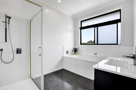 Photo of property in 135 Sealy Road, Omata, New Plymouth, 4374