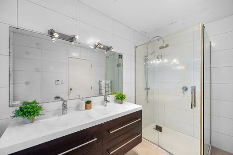 Photo of property in 2 Bintulu Place, Fairview Heights, Auckland, 0632