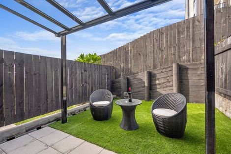 Photo of property in 7/8 Chivalry Road, Glenfield, Auckland, 0629