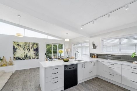 Photo of property in 29 Marsh Avenue, Forrest Hill, Auckland, 0620