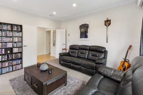 Photo of property in 11 Kilmacrennan Drive, Rosehill, Papakura, 2113