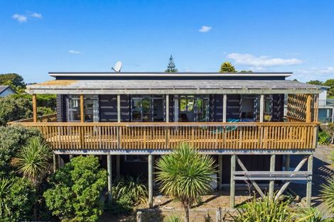 Photo of property in 6 Arataki Grove, Waitarere Beach, Levin, 5510