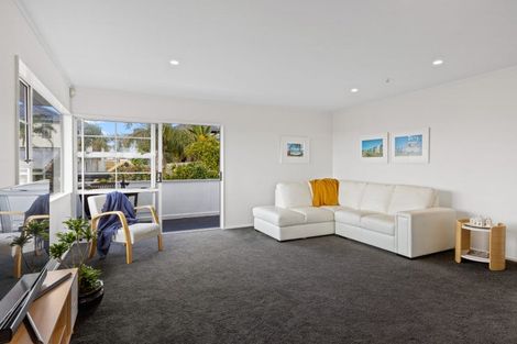 Photo of property in 2/4 Holt Avenue, Torbay, Auckland, 0630