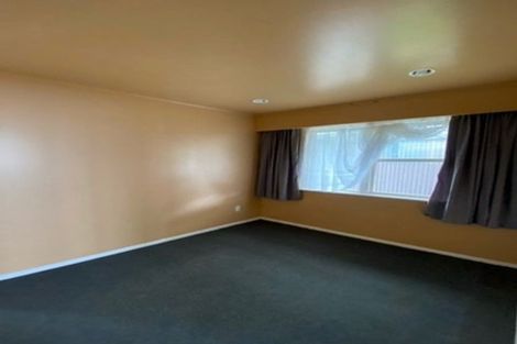 Photo of property in 17 Balmain Street, Newlands, Wellington, 6037