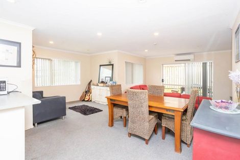 Photo of property in 20 Quincey Place, Massey, Auckland, 0614