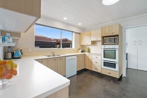 Photo of property in 3 Rewarewa Crescent, Waikanae, 5036