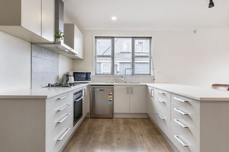 Photo of property in 33 Cobham Crescent, Kelston, Auckland, 0602