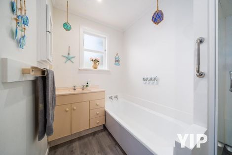 Photo of property in 2 Griffiths Grove, Newlands, Wellington, 6037