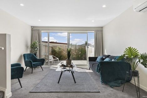 Photo of property in 2u6 Stone Street, Miramar, Wellington, 6022