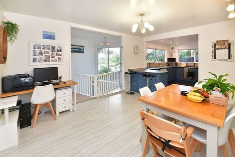 Photo of property in 43 Pohutukawa Avenue, Red Beach, 0932