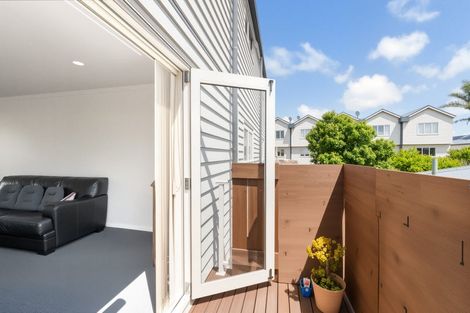 Photo of property in 3/4 Keeling Road, Henderson, Auckland, 0612