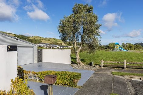 Photo of property in 7 Pikitanga Close, Tawa, Wellington, 5028