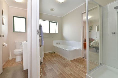 Photo of property in 4b Greta Place, Stanmore Bay, Whangaparaoa, 0932