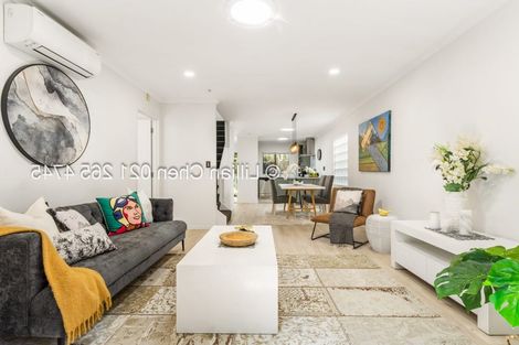 Photo of property in 27 Verdale Circle, Glen Eden, Auckland, 0602