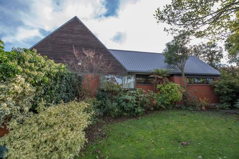 Photo of property in 2 Kent Lodge Avenue, Avonhead, Christchurch, 8042