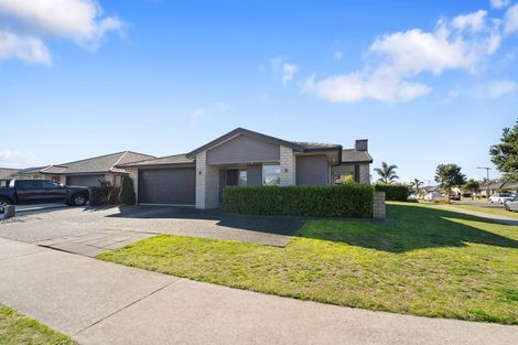 Photo of property in 32 Rainey Crescent, Papamoa Beach, Papamoa, 3118