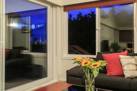 Photo of property in 2/10a Wernham Place, Northcote, Auckland, 0626