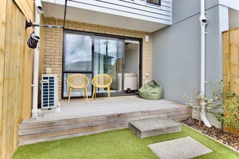 Photo of property in 5/1a Royal View Road, Te Atatu South, Auckland, 0610