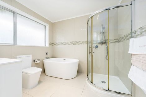 Photo of property in 8 Fowey Avenue, Te Atatu South, Auckland, 0610