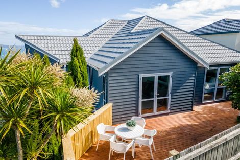 Photo of property in 75 Dress Circle, Newlands, Wellington, 6037