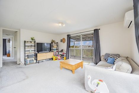 Photo of property in 17 Magdalen Place, West Harbour, Auckland, 0618